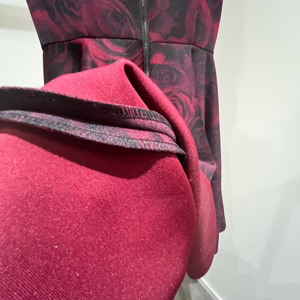 RW&CO. Spécial Édition ELLE Wine and Black Rose-Print High-Low Fit & Flare Dress - Picture 15 of 16